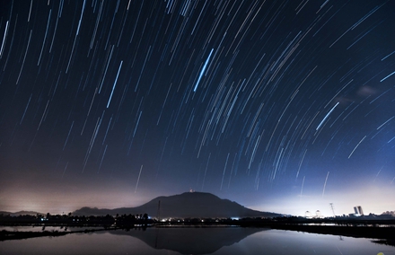 这是“星轨”的照片。地球在自转，导致繁星东升西落，使用相机长时间曝光就能照出好看的星轨照片。