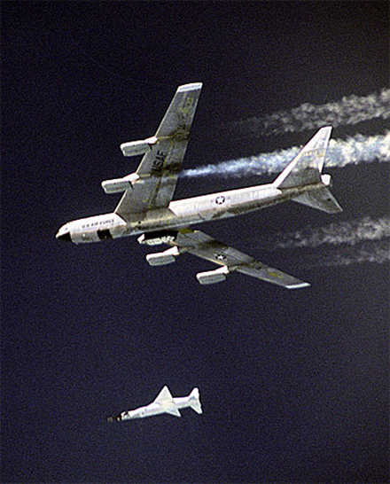 飞马座火箭从飞行高度可达15000米的“B-52”同温层堡垒轰炸机上抛出，水平发射。